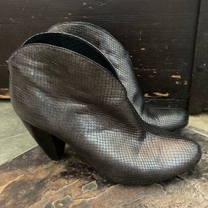 BORN Crown "Woodlynne" Ankle Boots Size 9